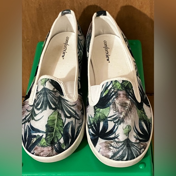 comfortview Shoes - Comfortview 9 1/2 WWWomen's Slip-On Tropical Leaf Canvas Flats in Green and Blue